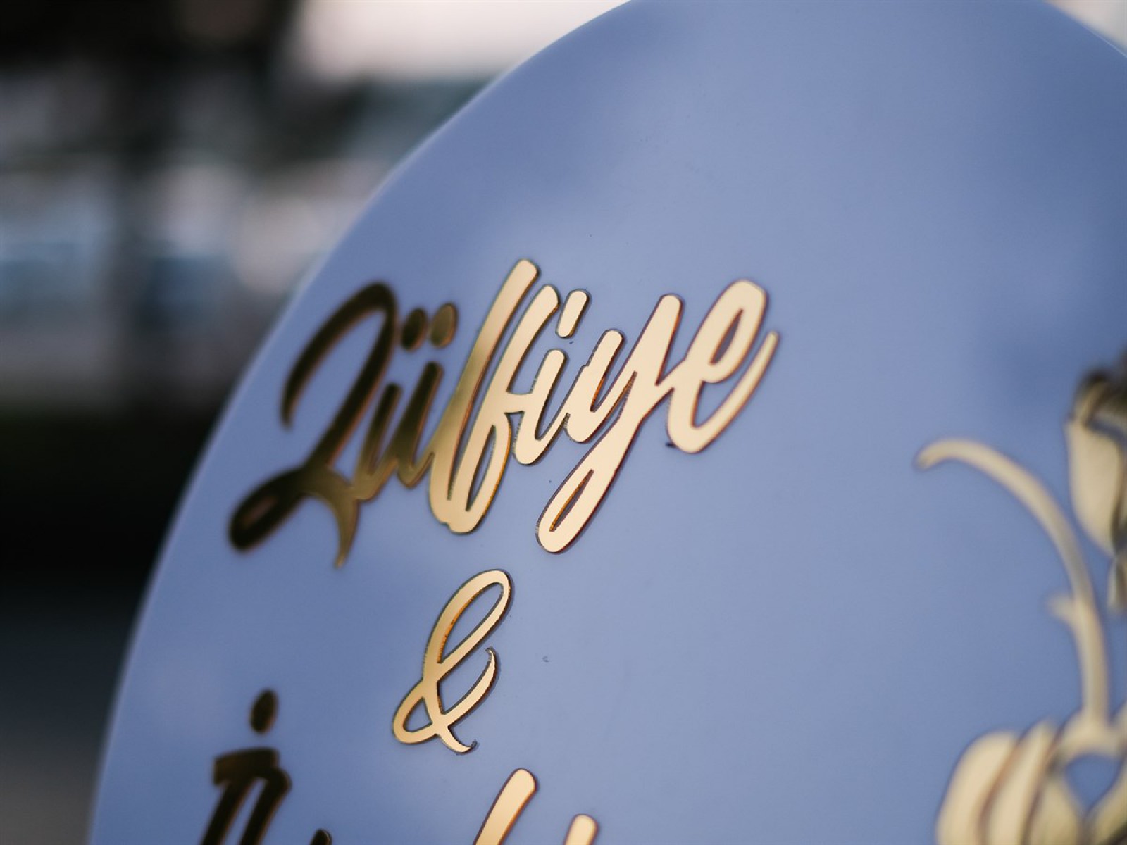 3D Gold&Beyaz Pleksi Gül Motifli Kapı Süsü 3D Gold&Beyaz Pleksi Gül Motifli Kapı Süsü