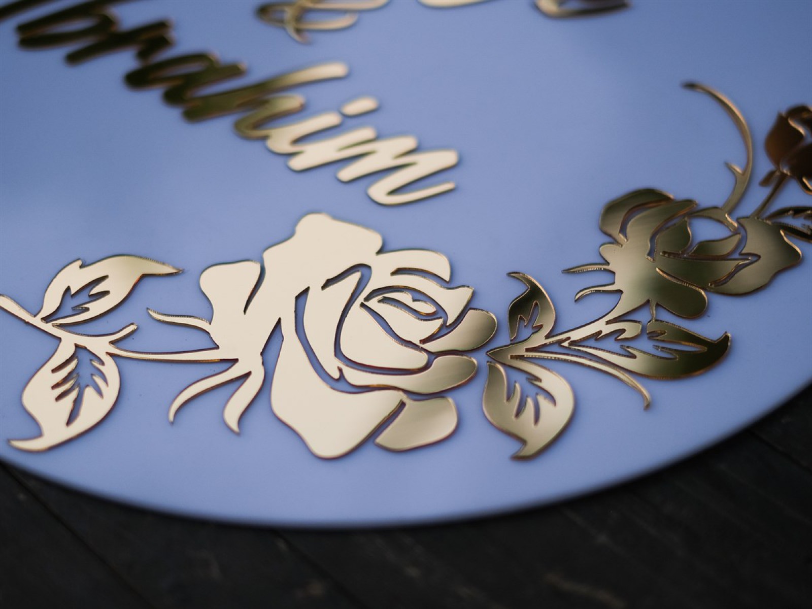 3D Gold&Beyaz Pleksi Gül Motifli Kapı Süsü 3D Gold&Beyaz Pleksi Gül Motifli Kapı Süsü