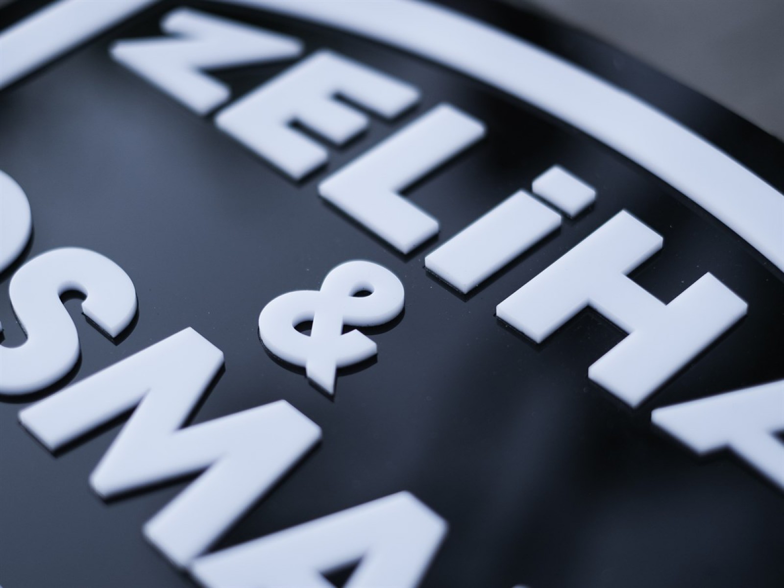 3D Siyah&Beyaz İsimli Pleksi Kapı Süsü 3D Siyah&Beyaz İsimli Pleksi Kapı Süsü