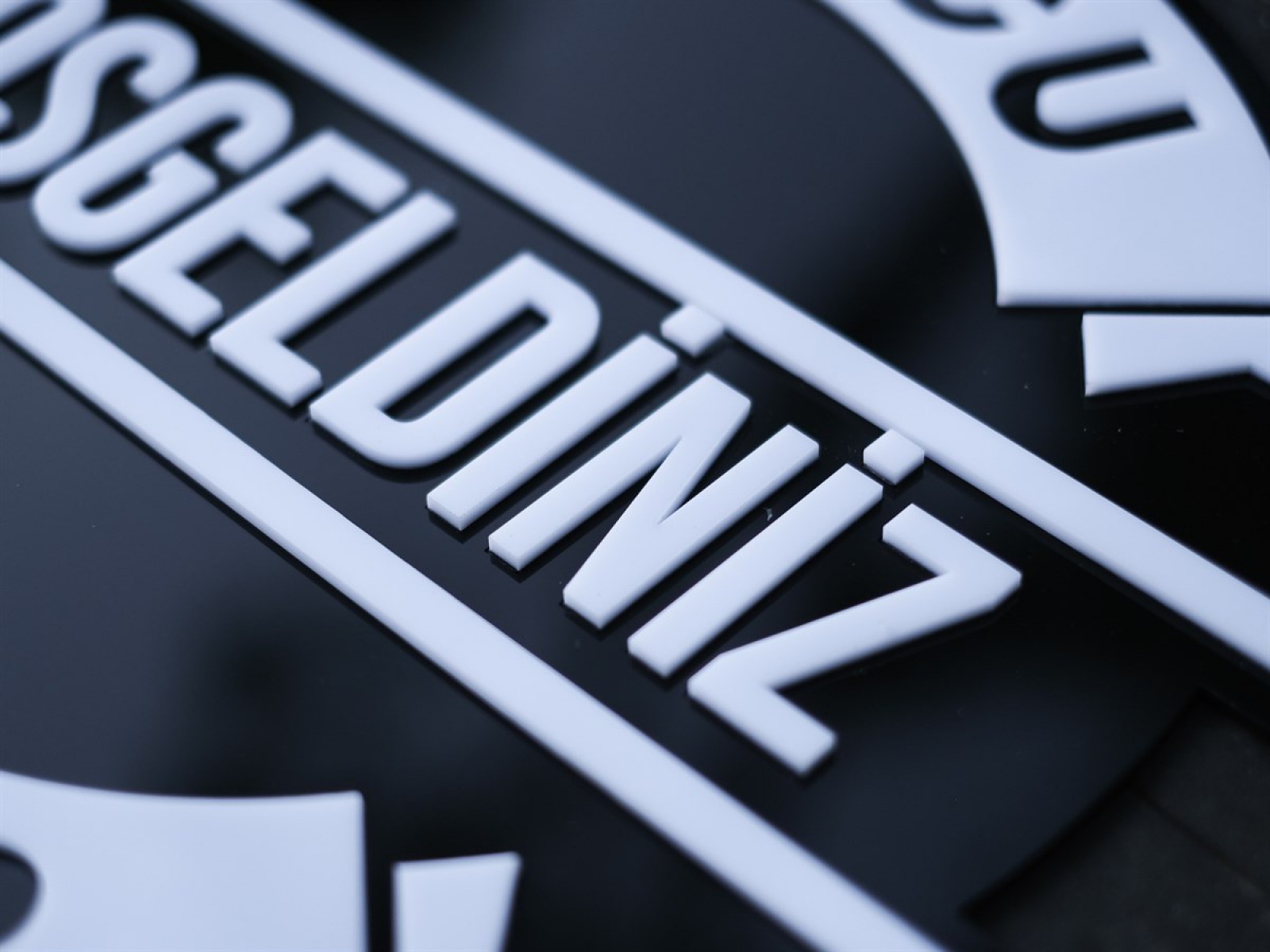 3D Siyah&Beyaz İsimli Pleksi Kapı Süsü 3D Siyah&Beyaz İsimli Pleksi Kapı Süsü