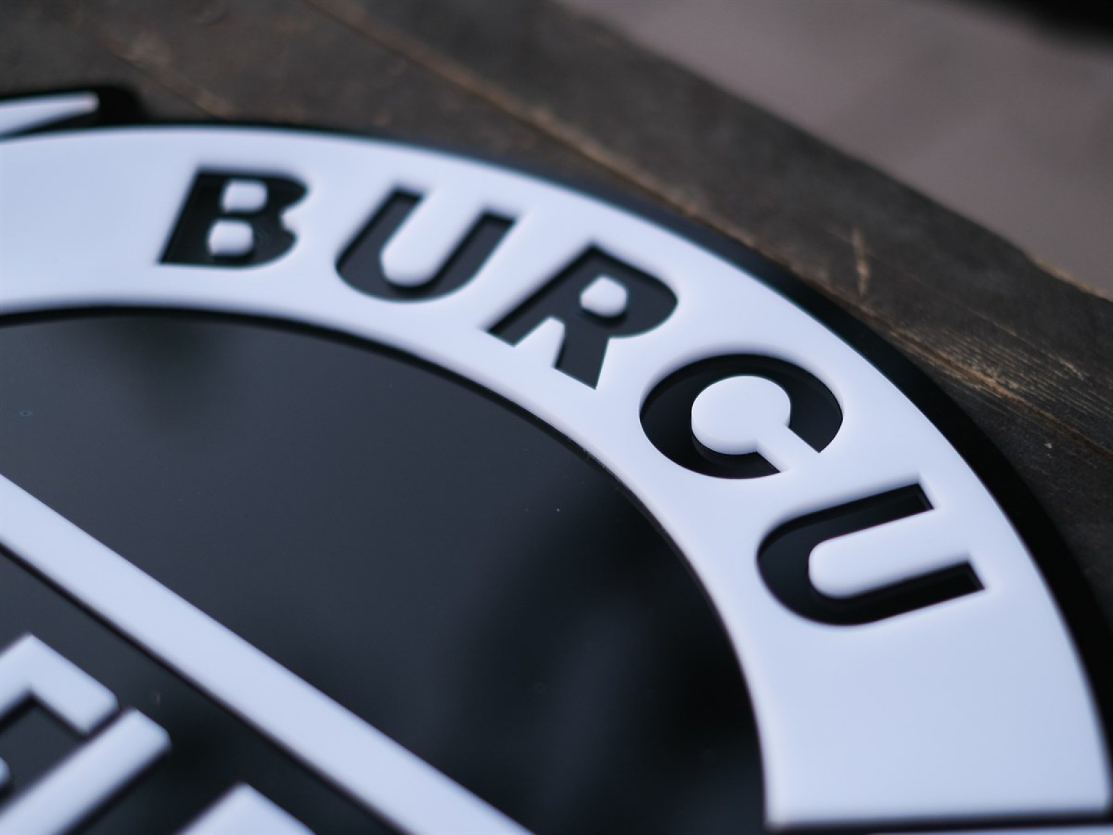 3D Siyah&Beyaz İsimli Pleksi Kapı Süsü 3D Siyah&Beyaz İsimli Pleksi Kapı Süsü