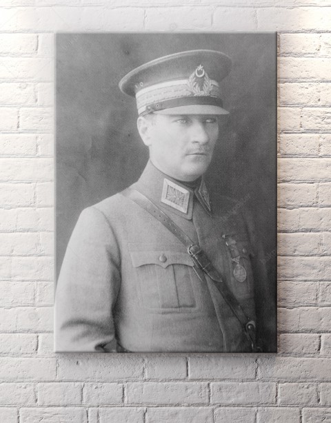 Mustafa Kemal Atatürk Üniformalı Kanvas Tablo